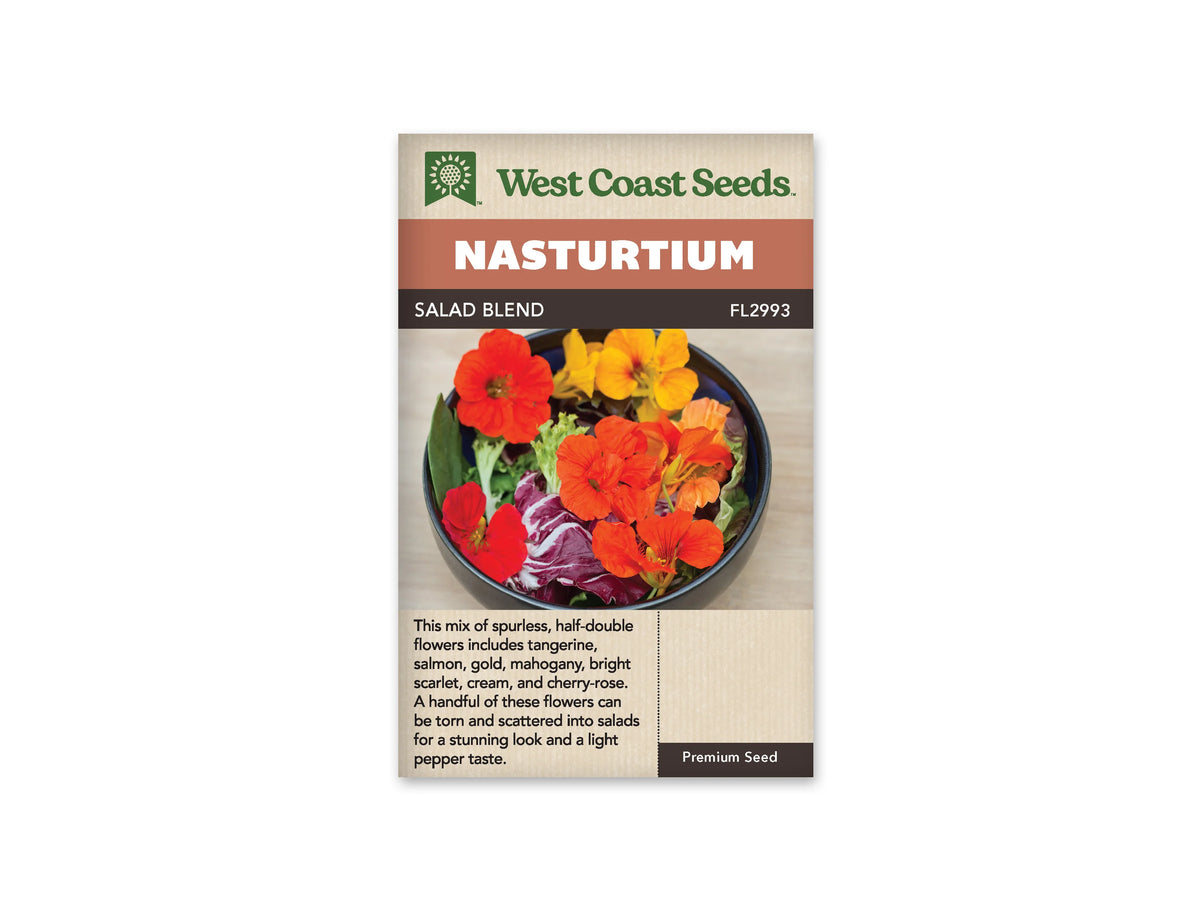 Sachet Salad Blend de West Coast Seeds sur fond blanc. La photo montre un bol sombre rempli de feuilles de salade vertes et pourpres, garni de fleurs de capucine rouges, orange, jaunes et saumon. Plusieurs fleurs sont ouvertes et vues de face. Le bandeau orange indique Nasturtium; la bande brune porte Salad Blend et le code FL2993.