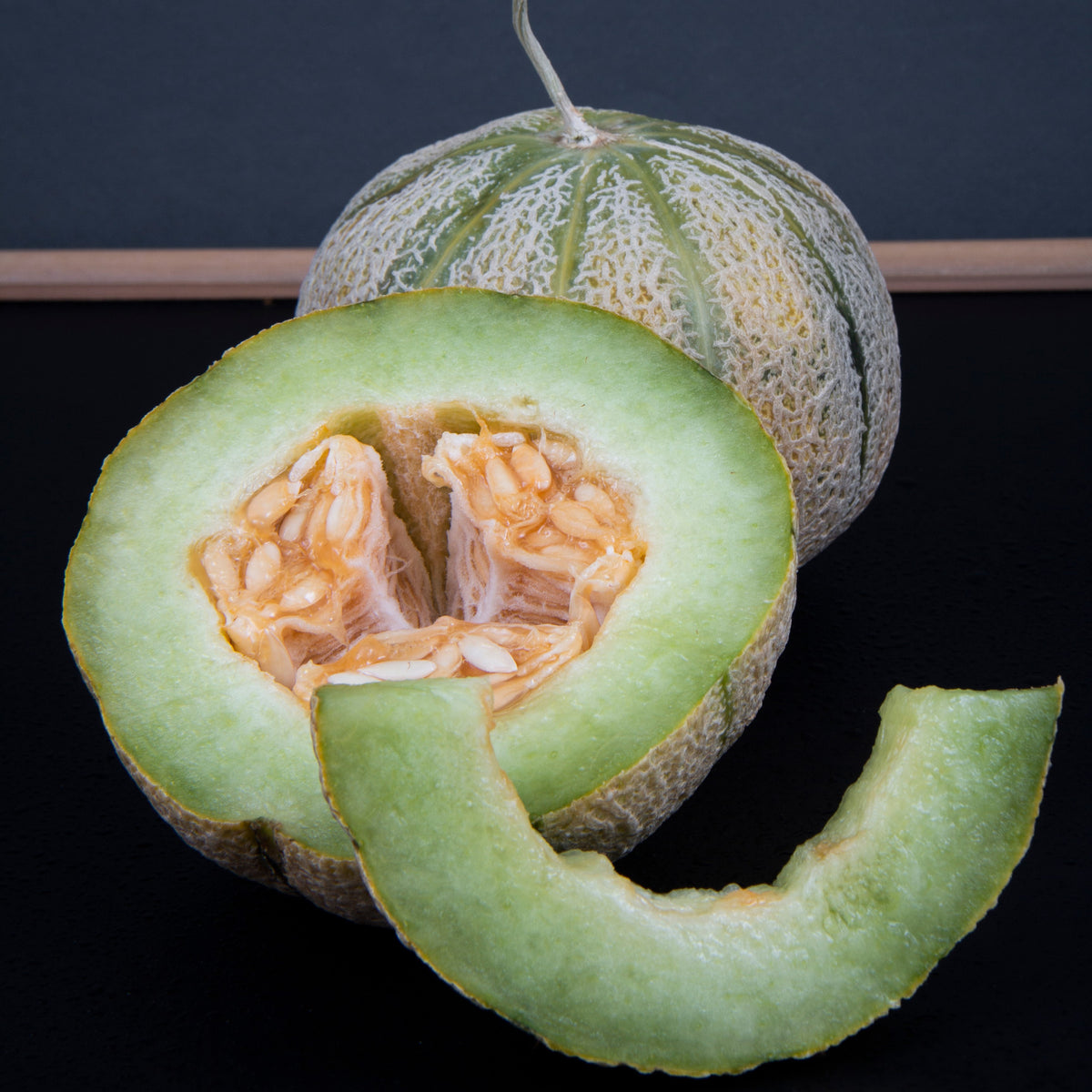 Visuel principal associé à Melon 'Montreal Market', semences offertes par Cutleaf Seed. Cette image accompagne la fiche pour relier clairement le produit à son emballage ou à la culture présentée. Elle complète les renseignements de semis, de culture et de récolte, sans remplacer les indications propres au lot ni les conseils détaillés figurant sur le sachet.