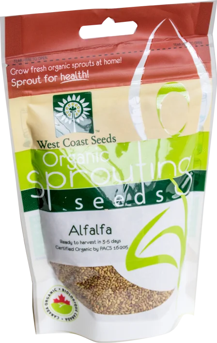 Sachet West Coast Seeds à partie supérieure rouge, avec une étiquette vert jaune portant le nom anglais Alfalfa. La fenêtre transparente laisse voir de très petites graines beige et brun clair. Le bas blanc de l'emballage présente le logo biologique canadien et les indications de germination. Le délai de 3 à 5 jours est visible sur le devant.
