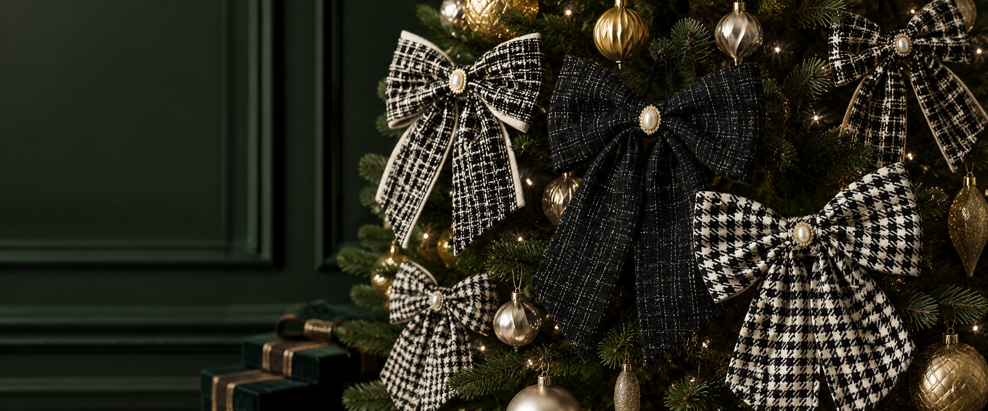 Un sapin de Noël élégant aux ornements dorés et aux boucles noires et tweed
