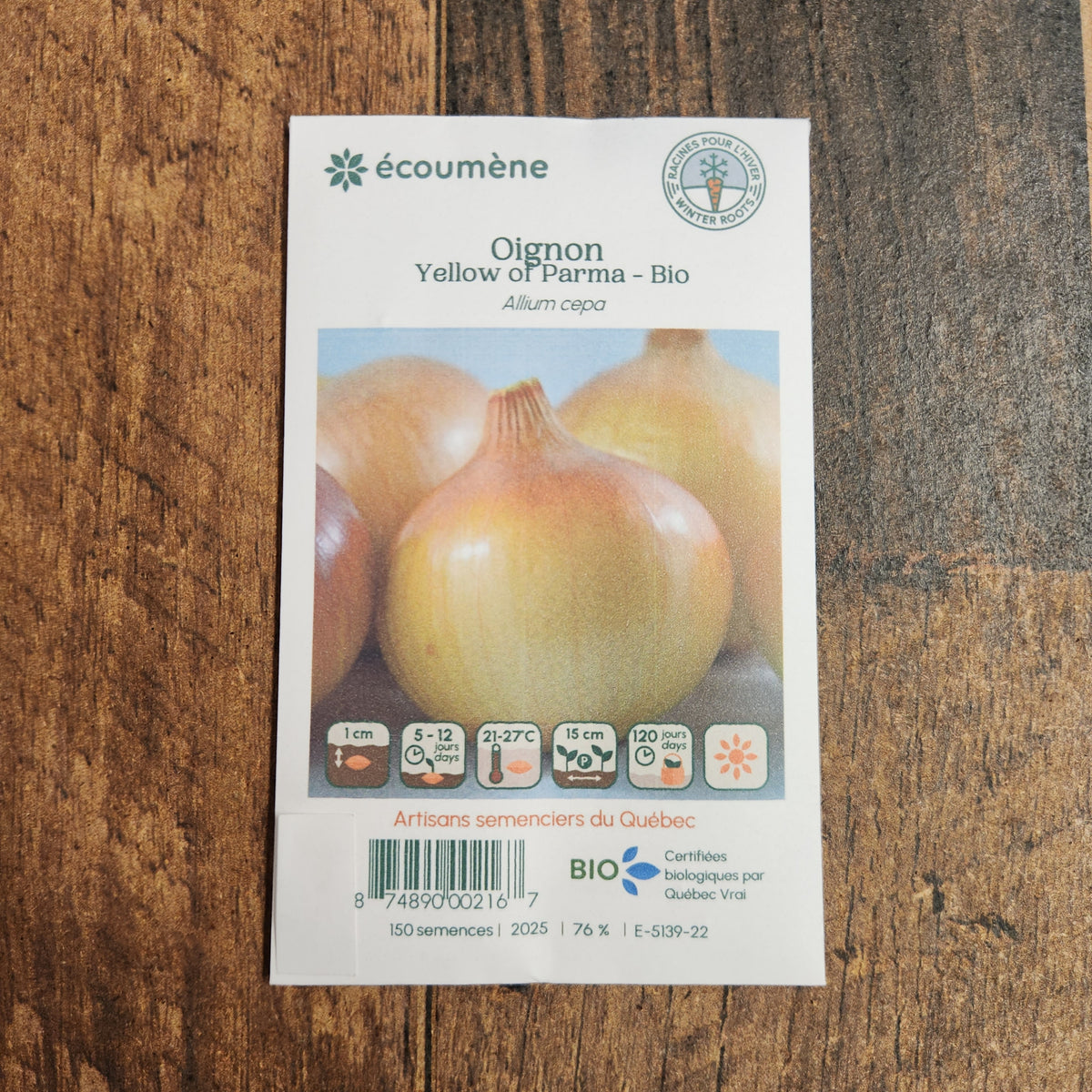 Sachet de semences Oignon Yellow of Parma. Emballage blanc photographié de face sur un fond de bois brun. Une image du végétal occupe la partie centrale, sous le nom imprimé. De petits pictogrammes et un code-barres apparaissent au bas du sachet. La marque Écoumène figure dans la partie supérieure de cette présentation.