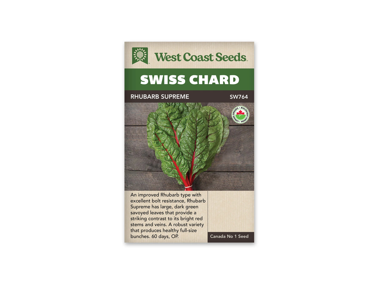 Sachet West Coast Seeds Rhubarb Supreme montrant une botte de feuilles vertes gaufrées sur des planches de bois. Les cardes et les nervures rouges contrastent avec le feuillage, et un lien clair réunit les pétioles. Un logo biologique rond apparaît à droite. Le nom Rhubarb Supreme est inscrit dans le bandeau brun.