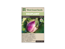 Sachet Rosa Bianca de West Coast Seeds, avec une bande vert pâle et le nom sur fond sombre. La photo montre une aubergine ronde et dodue, marquée de violet et d’ivoire, encore sur le plant parmi des feuilles vertes. Son calice est large. Un logo biologique apparaît à droite et une zone beige en bas.