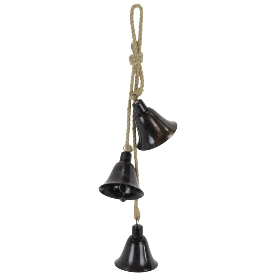 Ornement de 3 clochettes en fer sur cordon de jute — produit sur fond blanc pur