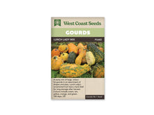 Sachet Lunch Lady Mix de West Coast Seeds avec une bande vert pâle et le nom sur fond sombre. La photo montre de grosses courges couvertes de bosses, dans des tons jaune, orange, crème et vert foncé, posées parmi des feuilles. Les formes sont variées. Une zone beige avec du texte occupe le bas du sachet.
