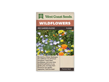 Sachet West Coast Seeds Bee Garden Blend montrant de petites fleurs bleu pâle, des fleurs jaunes à bord clair et des corolles orange en coupe. Les plantes se mêlent dans un feuillage vert fin. Quelques boutons restent fermés au-dessus des tiges. La photo montre le massif en gros plan, sans insecte clairement visible sur les fleurs.