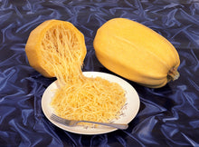 Photographie de Courge bio (Cucurbita pepo ‘Spaghetti’), sélection proposée en semences W.H. Perron. Le visuel présente l’apparence de la plante ou de sa récolte et permet d’en observer les formes et les couleurs. Cette vue illustre les caractéristiques visibles de la sélection, dans une présentation destinée à accompagner son identification et à montrer son intérêt au jardin.