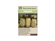 Sachet beige de semences Bush Delicata avec bandeau vert pâle, nom sur fond brun et mention biologique. Des courges oblongues jaune crème rayées et mouchetées de vert foncé sont disposées sur des planches de bois. Trois fruits dressés au premier plan montrent des pédoncules verts. D'autres courges sont visibles derrière et sur les côtés.