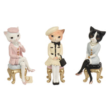 Figurine chat élégante assise – Multicolore