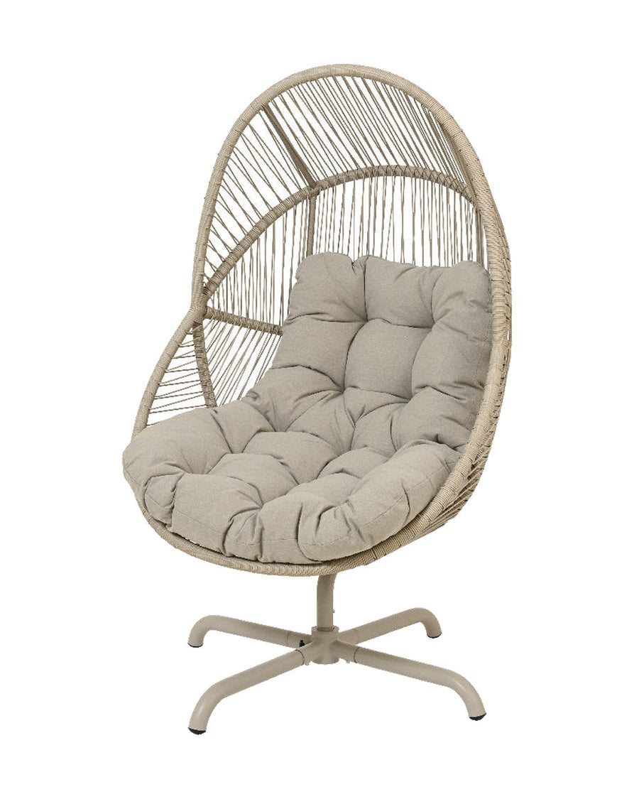 Chaise œuf en rotin gris – Collection Hvar — photo sur fond blanc