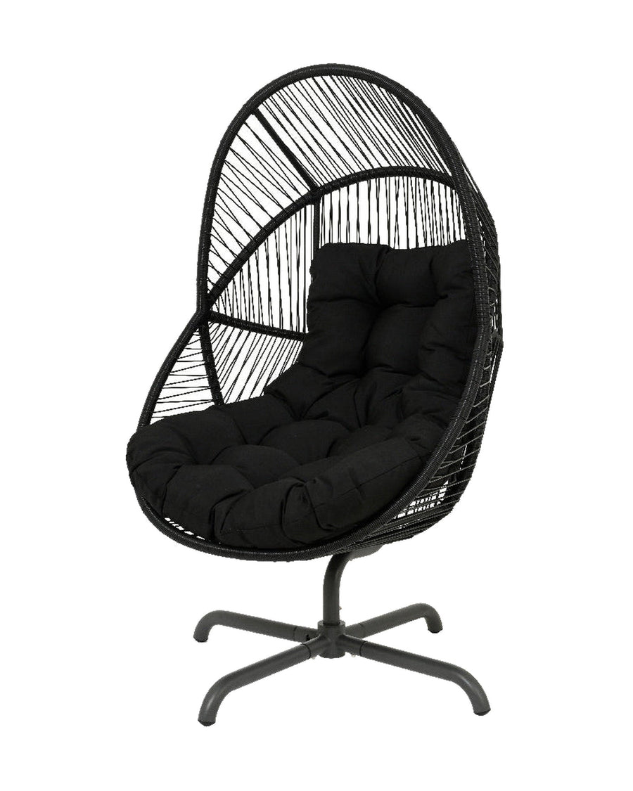 Chaise œuf en rotin noir – Collection Hvar — photo sur fond blanc
