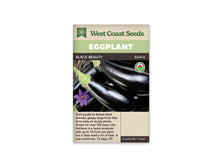 Sachet Black Beauty de West Coast Seeds avec une bande vert pâle et le nom sur fond sombre. La photo montre de grosses aubergines violet presque noir, lisses et brillantes, réunies avec leurs calices verts. Une fleur violette apparaît à gauche. Un logo biologique est visible à droite; le texte du bas est sur fond beige.