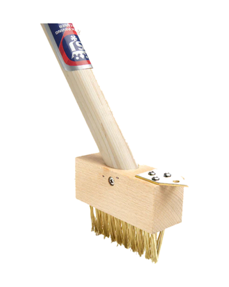 Balai nettoyeur de pavés en bois — photo sur fond blanc