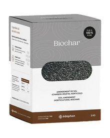 Biochar. Boîte de biochar vue en angle, avec ses étiquettes. Le cadrage permet de voir les formes, les couleurs et les détails du sujet représenté. Les contours se détachent du fond de l’image, avec des différences de teinte et de texture visibles sur les surfaces. Cette vue accompagne la présentation du produit dans la boutique.