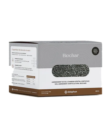 Biochar. Boîte claire de biochar vue de face, avec une bande brune. Le cadrage permet de voir les formes, les couleurs et les détails du sujet représenté. Les contours se détachent du fond de l’image, avec des différences de teinte et de texture visibles sur les surfaces. Cette vue accompagne la présentation du produit dans la boutique.