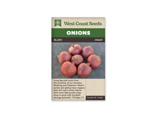 Plusieurs oignons ronds sont répartis sur une surface grise. Leurs pelures sèches montrent des nuances cuivrées, roses et brun clair. Les cols sont coupés courts, et quelques enveloppes se soulèvent légèrement autour des bulbes. Le sachet de West Coast Seeds porte le nom Blush et met en valeur la couleur rosée de cette récolte.