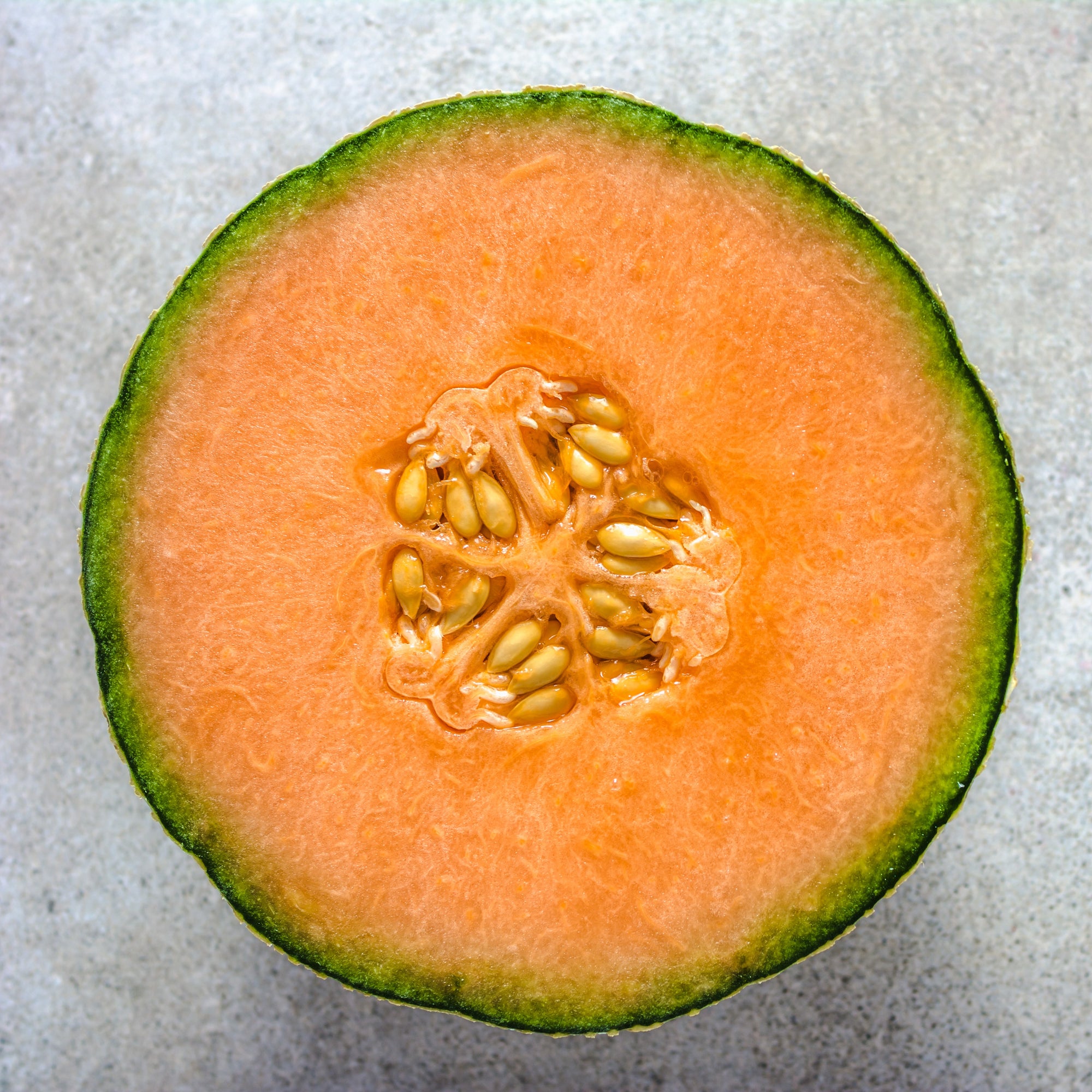 Photo de Cantaloup ‘Sugar Cube’ F1. Les fruits présentent cette forme : ronde. Le visuel permet d’observer les contours, les teintes et la disposition des éléments présentés. Les détails de forme et les contrastes donnent un aperçu de l’apparence de cette plante ou de sa récolte. Cette photographie accompagne la variété nommée afin de l’identifier dans la sélection de semences.