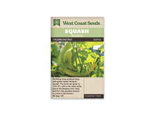 Sachet beige de semences Tromboncino avec bandeau vert pâle et nom sur fond brun. La photographie montre de longues courges vert pâle courbées, encore sur le plant, parmi de grandes feuilles éclairées par le soleil. Les fruits présentent de fines lignes plus claires. Des tiges verticales traversent l'image au-dessus du texte descriptif anglais.