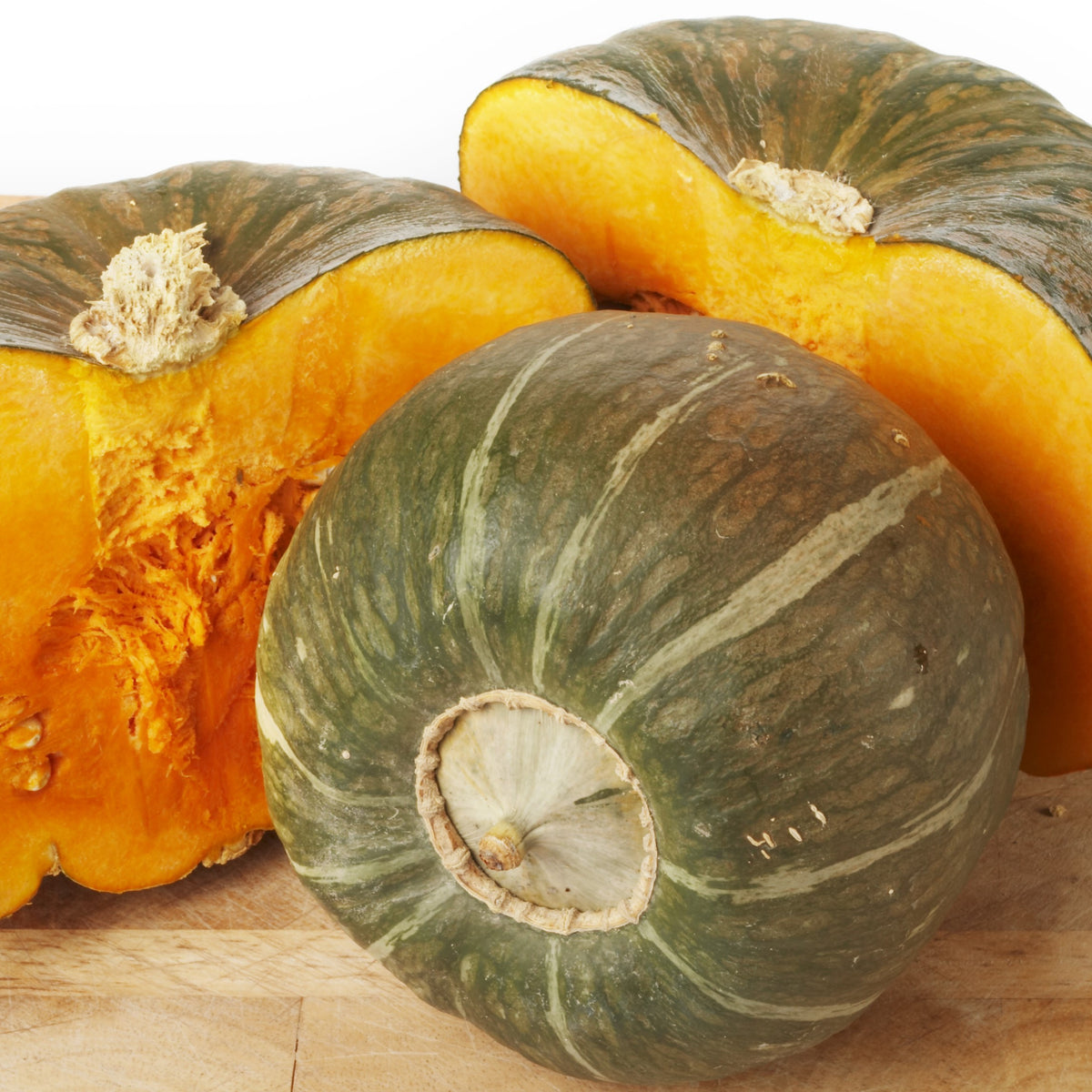 Photo de Courge 'Buttercup Coureuse'. Prévoyez une surface suffisante au potager pour que le feuillage puisse s'étendre sans étouffer les cultures voisines. La couleur caractéristique est : vert foncé. Les fruits présentent cette forme : ronde aplatie. Le visuel permet d'observer les contours, les teintes et la disposition des éléments présentés.