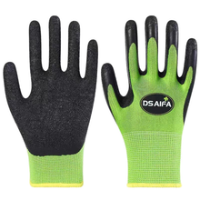 Gants de jardinage antidérapants sur fond blanc