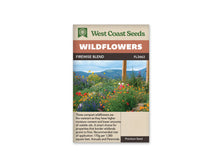 Sachet West Coast Seeds Firewise Blend montrant un massif de fleurs jaunes, orange, rouges et violettes. Des pierres bordent la plantation et deux poteaux de bois se dressent à l’arrière. Plus loin, une ligne de collines apparaît sous un ciel bleu gris. Les fleurs sont réparties en groupes de hauteurs différentes dans un feuillage vert.