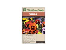 Sachet West Coast Seeds Swiss Giants Pansies montrant de grandes pensées orange, jaunes, violettes et blanches. Plusieurs fleurs portent des taches sombres au centre, au-dessus de feuilles vertes. Une fleur orange occupe le premier plan. Le nom du mélange figure dans le bandeau brun, sous le titre blanc sur fond cuivré.