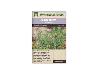 Sachet West Coast Seeds portant les mentions Savory et Summer. La photo montre des tiges fines et ramifiées, couvertes de petites feuilles vertes étroites, sur un fond clair et flou. Le nom Savory apparaît sur un bandeau mauve. Le logo vert se trouve en haut du sachet et le texte descriptif occupe la partie beige sous la photo.