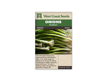 Sachet beige de semences Parade avec bandeau vert, nom sur fond brun et mention biologique. Des oignons verts sont disposés horizontalement en couches. Les bases blanches et les racines crème alternent avec les longues feuilles vert foncé. Certains plants sont orientés dans le sens opposé, et une feuille courbée forme une boucle au centre.
