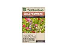 Sachet West Coast Seeds Partial Shade Blend montrant des fleurs roses et rouges parmi des épis violets et blancs. De petites corolles bleues et pâles se dispersent entre les tiges vertes. De nombreux boutons fermés se dressent dans le massif. La photo présente une plantation lumineuse, avec des fleurs de tailles différentes réparties dans le feuillage.
