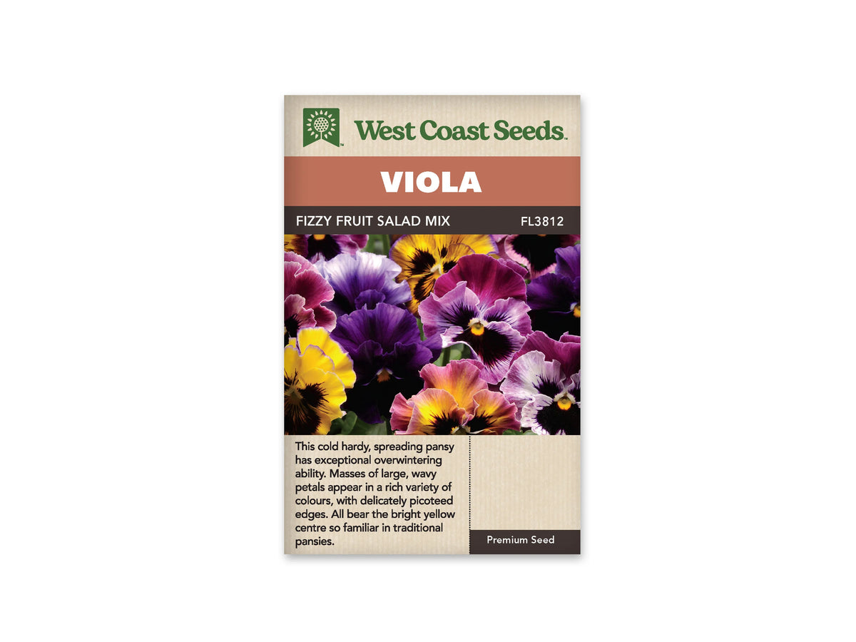 Sachet West Coast Seeds Fizzy Fruit Salad Mix montrant des pensées aux pétales ondulés. Des fleurs jaunes, violettes, roses et orangées se côtoient, avec des centres sombres et de petits cœurs jaunes. Plusieurs bords sont plus clairs. Le nom du mélange est inscrit dans le bandeau brun sous le titre blanc.
