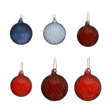 Boule de Noël en verre à tourbillon — toutes les variantes sur fond blanc