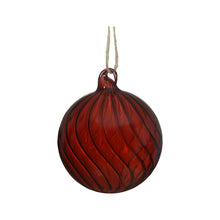 Boule de Noël en verre à tourbillon — Rouge bordeaux — 8 cm — vue individuelle sur fond blanc