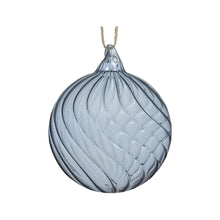 Boule de Noël en verre à tourbillon — Bleu glacé — 8 cm — vue individuelle sur fond blanc