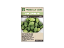 Sachet beige de semences Cucamelon avec bande verte et nom sur fond brun. La photo centrale montre un amas de petits fruits ovales verts sur un fond blanc. Leur peau est marquée de dessins vert clair irréguliers qui évoquent des pastèques miniatures. Quelques extrémités sèches sont visibles. Le texte descriptif anglais apparaît dans la partie inférieure.
