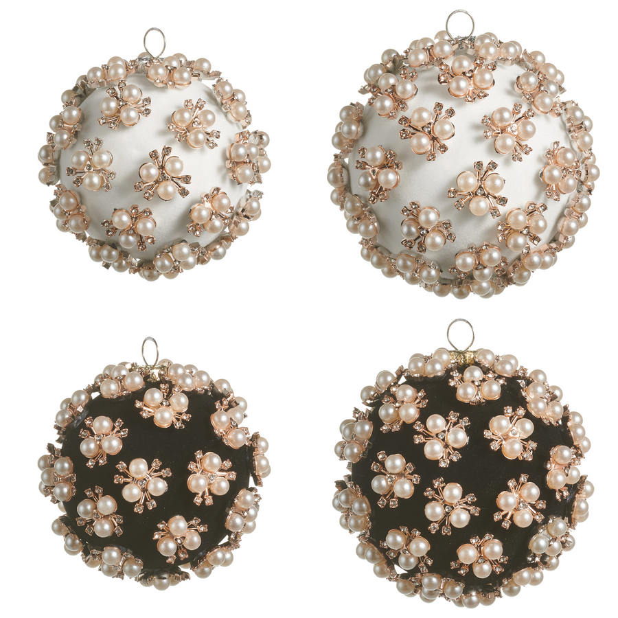 Boule de Noël ornée de perles — Ivoire / Ornée de perles — 3,5 po sur fond blanc