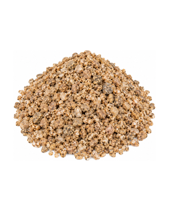 Maifanitum 2-3 mm. De petits grains couvrent la vue en couche dense, chaque morceau ayant un contour irrégulier. Des tons beige, fauve et brun pâle se mêlent sur les grains, avec des morceaux plus clairs. Les grains ont des côtés rugueux et faces plates, avec des ombres dans les espaces entre eux. Les morceaux se chevauchent et remplissent la vue, sans feuilles, fleurs ou tiges visibles. La vue de près par-dessus montre seulement les grains et rend leurs surfaces irrégulières bien visibles.