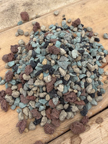 Gros plan sur le mélange minéral Hydro-roche Gaïand Pon composé de particules volcaniques et granulés drainants pour culture en pot