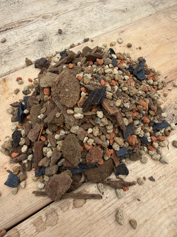 Gros plan sur le mélange de terreau Gaïand pour bonsaïs conifères composé d’écorce, akadama, charbon horticole et particules drainantes