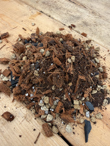 Gros plan sur le mélange de terreau Gaïand pour bonsaïs feuillus composé d’écorce, fibre végétale, charbon horticole et particules drainantes