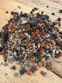 Gros plan sur le mélange minéral Gaïand pour lithops composé de pierre ponce, akadama, pierre volcanique et charbon horticole