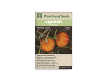 Sachet beige de semences Orange Cutie avec bandeau vert pâle et nom sur fond brun. Deux courges orange vif, parcourues de bandes orange plus clair, reposent sur la terre au milieu des tiges. Leurs pédoncules épais sont beige brun. Des feuilles sèches et quelques feuilles vertes entourent les fruits, dont les côtes restent peu profondes.