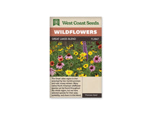 Sachet West Coast Seeds Great Lakes Blend avec des fleurs jaunes, des échinacées roses à cœur brun et quelques fleurs rouge orangé. Un épi violet se dresse vers l’arrière du massif. Les tiges et les feuilles vertes remplissent les espaces entre les corolles. Une clôture discrète apparaît au fond de cette scène de jardin.