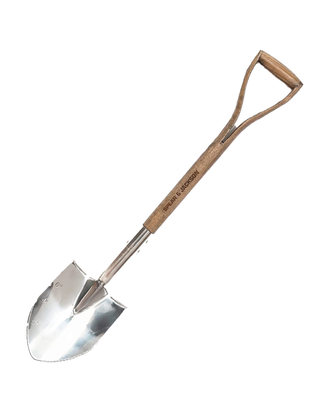 Pelle de plantation traditionnelle en acier inoxydable — photo sur fond blanc