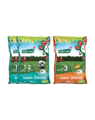 Deux sacs d’engrais naturel Acti-Sol pour gazon, avec formule 7-3-2 pour le printemps et l’été et formule 4-3-9 pour l’automne, illustrant un programme de fertilisation complet pour pelouse.