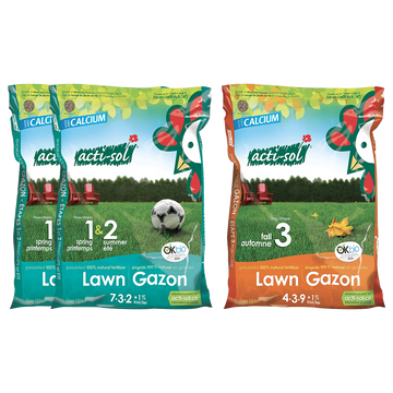 Deux sacs d’engrais naturel Acti-Sol pour gazon, avec formule 7-3-2 pour le printemps et l’été et formule 4-3-9 pour l’automne, illustrant un programme de fertilisation complet pour pelouse.