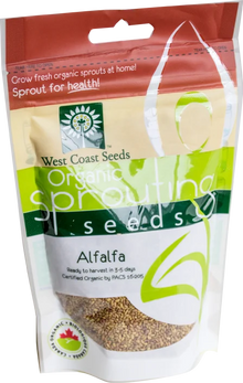Sachet West Coast Seeds à partie supérieure rouge, avec une étiquette vert jaune portant le nom anglais Alfalfa. La fenêtre transparente laisse voir de très petites graines beige et brun clair. Le bas blanc de l'emballage présente le logo biologique canadien et les indications de germination. Le délai de 3 à 5 jours est visible sur le devant.