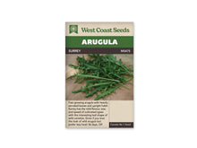 Sachet de semences de roquette Surrey de West Coast Seeds, présenté de face sur fond blanc. Le nom Surrey et la référence MS475 sont inscrits sous le bandeau vert Arugula. La photographie centrale montre une poignée de feuilles vertes allongées, profondément découpées, avec leurs pétioles, déposées sur une planche de bois. La partie beige inférieure contient des renseignements de culture en anglais.