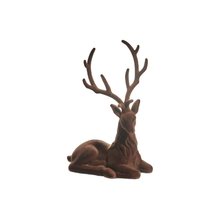Cerf de Noël floqué — Brun — Couché — 14,5 po — vue individuelle sur fond blanc