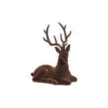 Cerf de Noël floqué — Brun — Couché — 9 po — vue individuelle sur fond blanc