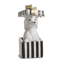 Figurine chiot dans un cadeau de Noël – 6,5 po — Chiot dans le cadeau — vue individuelle sur fond blanc